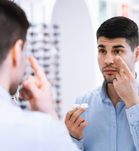 alt="Applicazione lenti a contatto Faenza Ottica Scipi"
